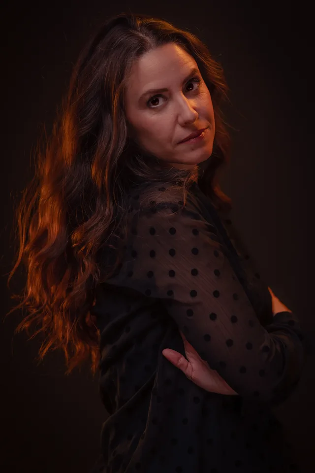 Warm beleuchtetes, stilles Portrait einer Frau
