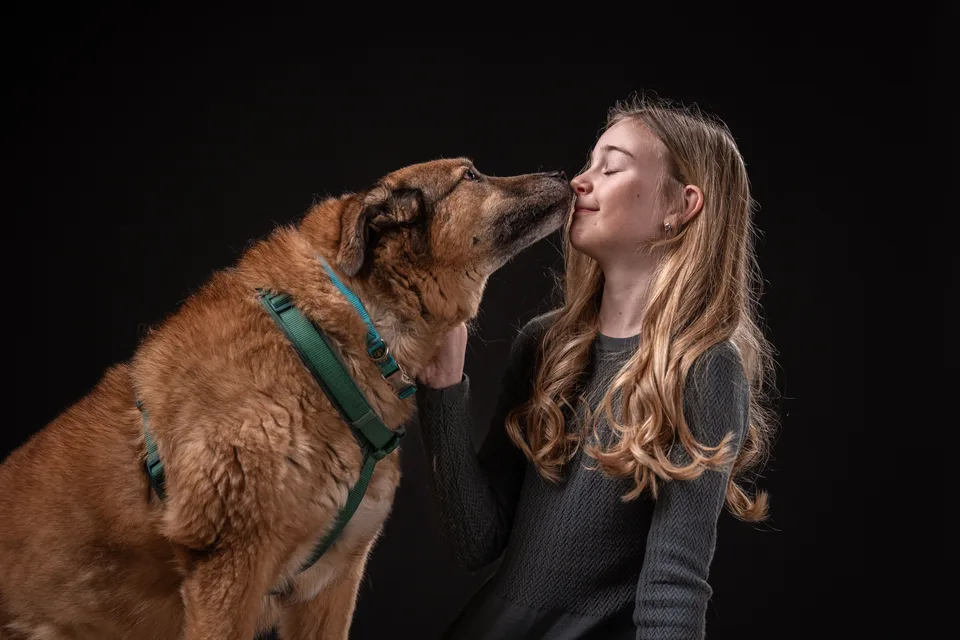 Inniger Moment zwischen einer jungen Frau und ihrem Hund
